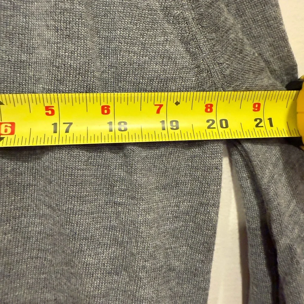 H&M Basics Grey V-Neck Long-Sleeve Pullover Lightweight Sweater Size Small - Picture 2 of 4